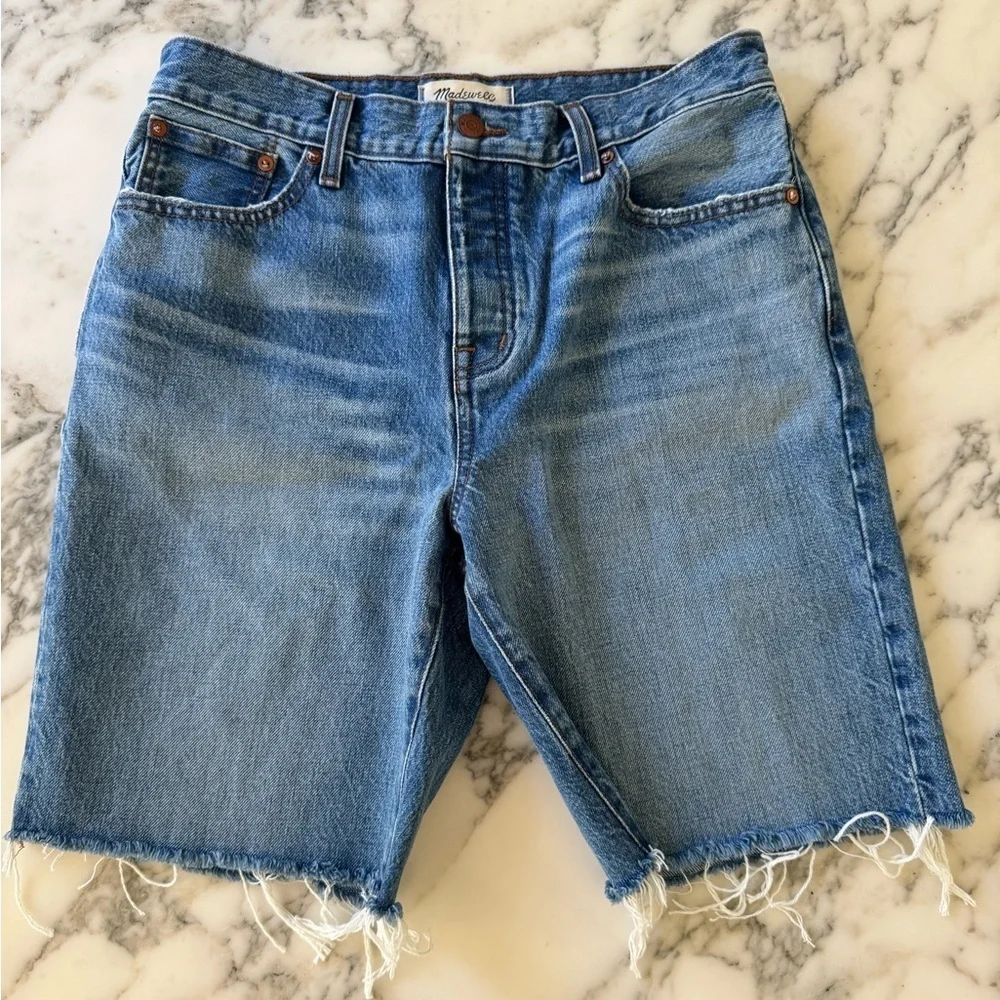 NWT Madewell Long Denim Shorts in Pedersen Wash 26 missing interior button